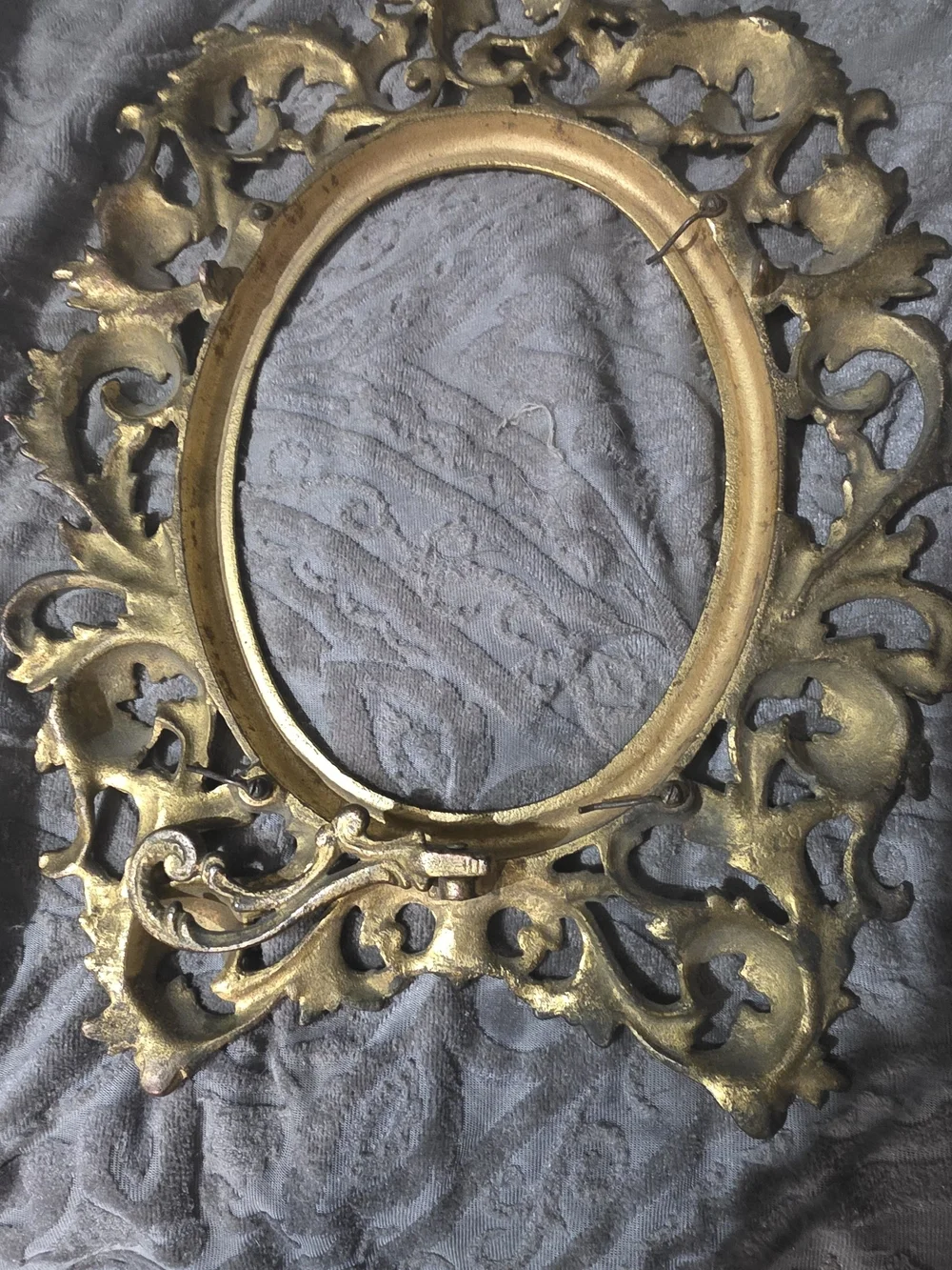 Ornate Baroque Oval Decorative Frame in Gold